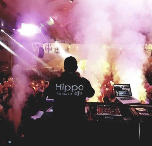 במה של HIPPO DJ'S עם תאורה ועשן